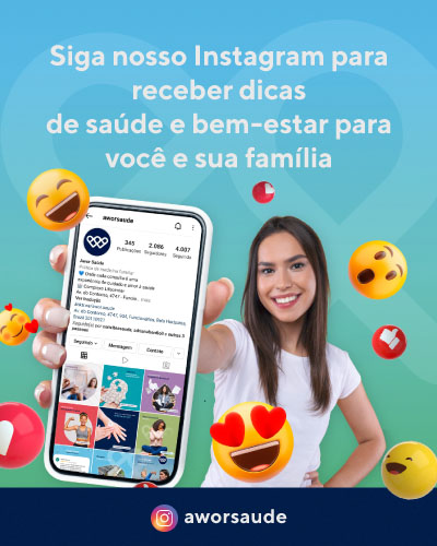 Banner divulgando o Instagram da Awor Saúde. Na imagem, uma moça segura um celular que está com o Instagram da Awor Saúde aberto., alguns emojis flutuam envolta dela. Acima dela, tem o escrito Siga nosso Instagram para receber dicas de saúde e bem-estar para você e sua família. Embaixo dela, uma faixa azul escura com o ícone do Instagram e o escrito aworsaúde indicando o usuário do Instagram da Awor Saúde. Atrás, um fundo que transita entre as cores azul e verde com a logo da Awor Saúde nele. Esse banner é utilizado na versão mobile do site da Awor Saúde.